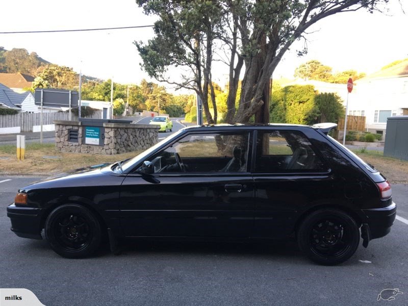 Mazda familia 1990